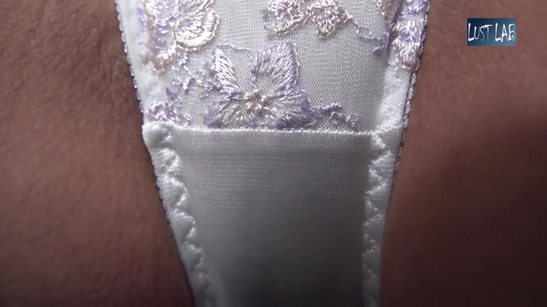 Lust lab: Surpriză cu fustă vântoasă. un flash de coapse moi și chiloți...