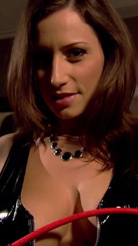 Jane exibe suas roupas sensuais e um striptease quente