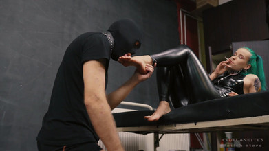 Cruel Anettes fetish world: Kakinya di dalam mulutnya