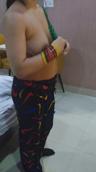 Împărțind un pat cu cea mai bună prietenă a mamei vitregă în timpul nunții