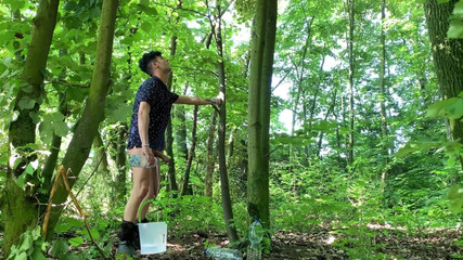 Idmir Sugary: Protahování koulí venku s kbelíkem naplněným vodou a honění