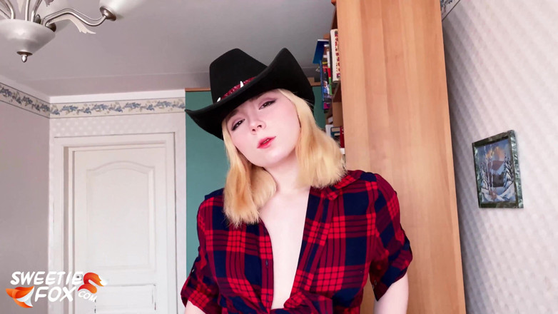 Sweetie Fox: Kovbojská dívka cowgirl na čůrákovi a deepthroat - detailní záběr na mrdku