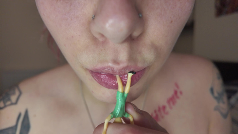Glitterqueen1999: Shrunken ลูกเลี้ยงชายของกู Giantess