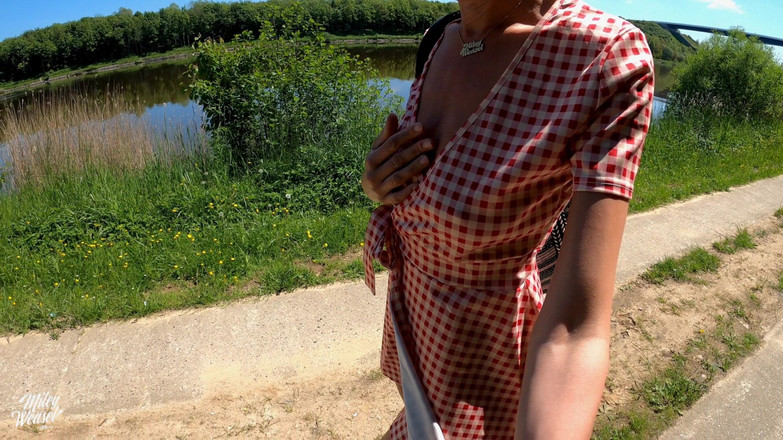 Miley Weasel: गांड में प्लग के साथ कामुक सुनहरे बालों वाली इसे नहर पर ले जाती है !!