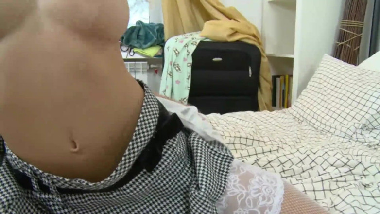 Young Sinner: Blonďatá teenagerka si na posteli užila několik sexuálních hraček