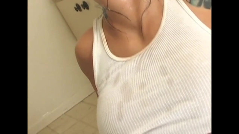 FM Video films: Sexy brunetka s velkým zadkem jezdí na péru