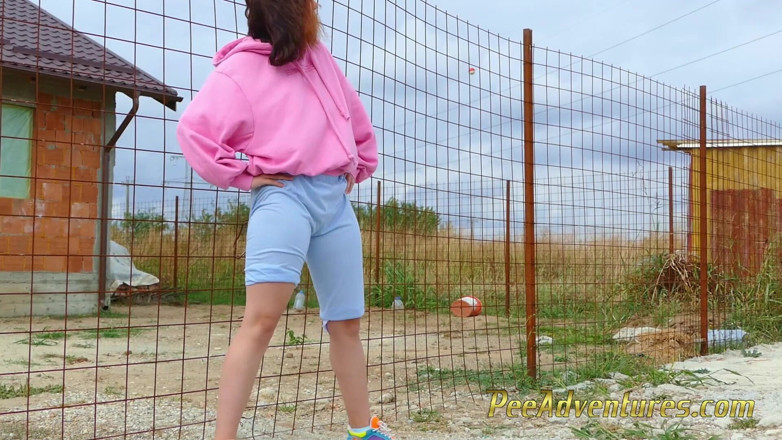 Pee Adventures: สาวฮิปสเตอร์คั้นปัสสาวะสุดขีด พยายามฉี่แรงๆ