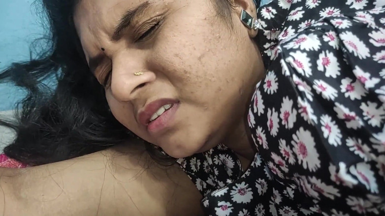 Vaishnavysharunraj: Mallu boss e cameriera calda scopano in camera da letto...