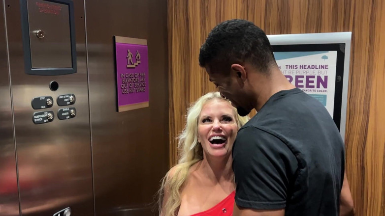 Tatiana Steele: MILF Tatiana Steele bertemu dan dikongkek keras oleh Bobby Grey