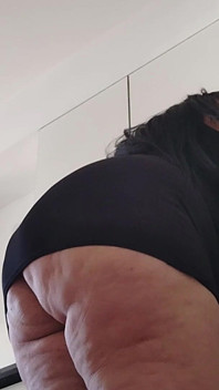 hot khoobsoorat vishaalkaay sauteli mammi, dhimi gati men ekal prashansak, poshaak ke saath rasoee ghar men