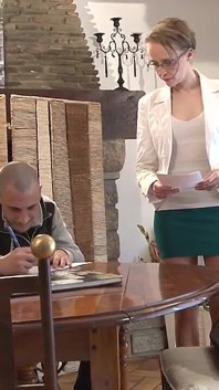Un elev își sodomizează mama matură și profesoara excitată de acasă