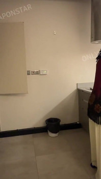Figliastro condivide il letto con la sua matrigna cattiva