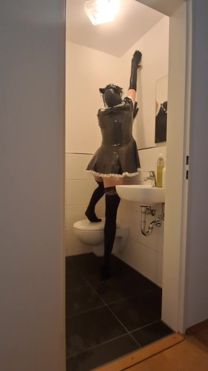 2GirlTs1Cock: 笼子娘娘腔女仆 - 为女主人和她的男朋友打扫浴室