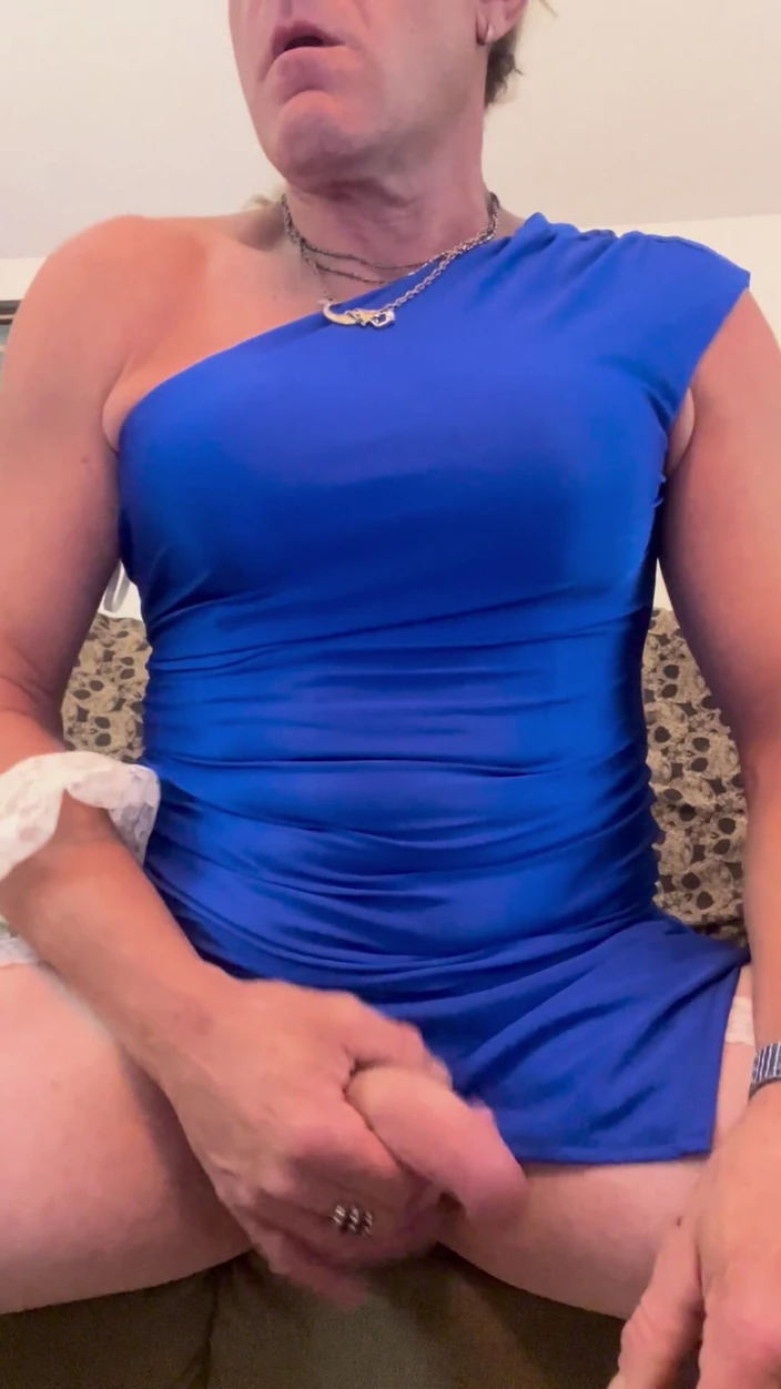 Queen Chalene: Горячее синее платье