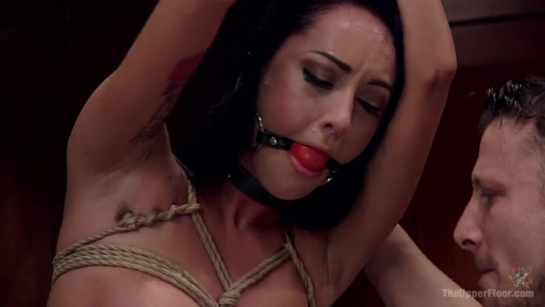 The Upper Floor by Kink: Erkek delisi orta yaşlı seksi kadının ikilemi