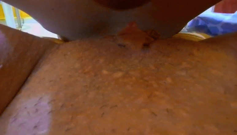 OpheliaV: Cewek jalang amatir ini lagi asik nyepong kontol pelacur jalang...