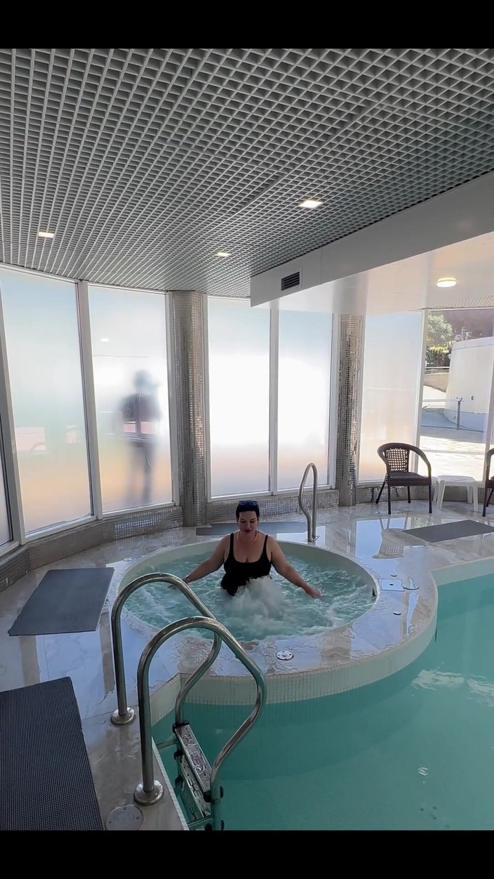 KarmenMilf: Di Jacuzzi