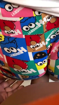 Min styvsyster förför mig med sin stora röv i Pijamas string i badrummet