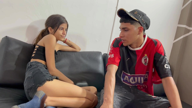 deybersex12: Estou tirando algumas fotos, meu meio-irmão vem para me aquecer,...
