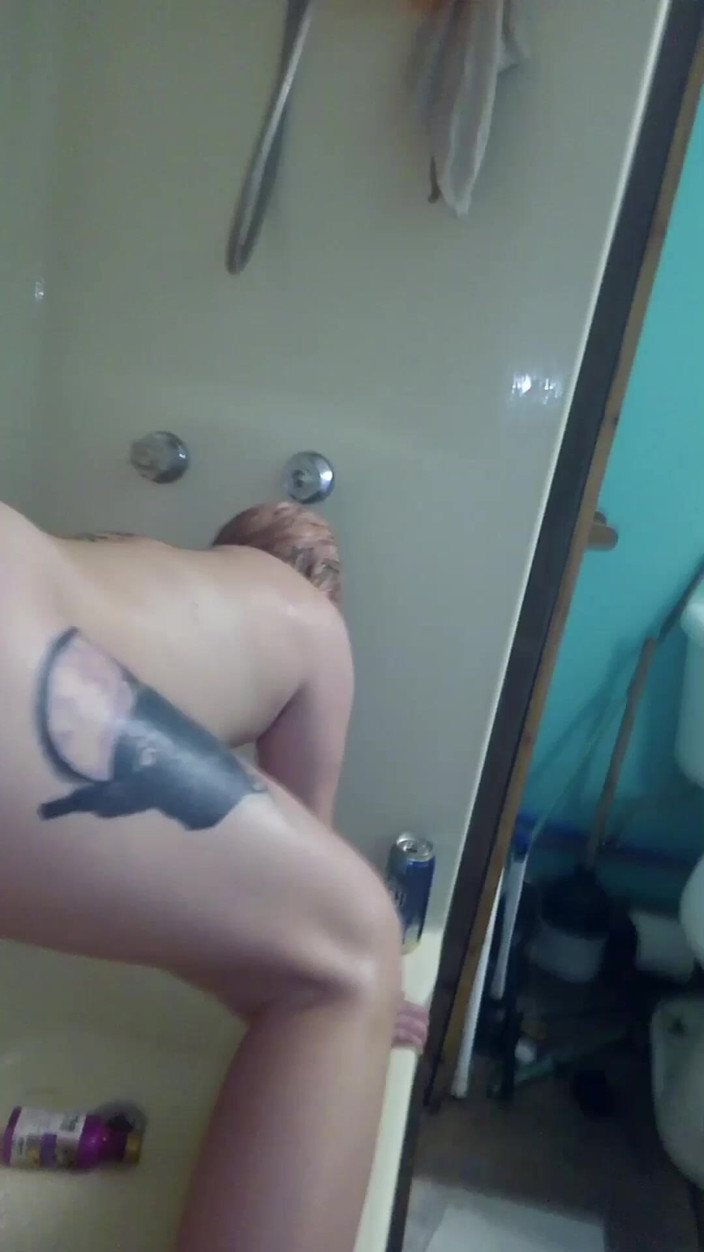 JolisaXXX: La moglie scopa in doccia