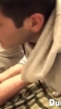 Il povero chap viene trattenuto e sfondato hardcore durante un sesso di gruppo gay irriscato