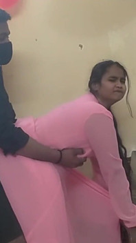 Sexy indická baculatá Bhabhi v průhledných růžových šatech - Masivní zadek a vnadné tělo odhalení