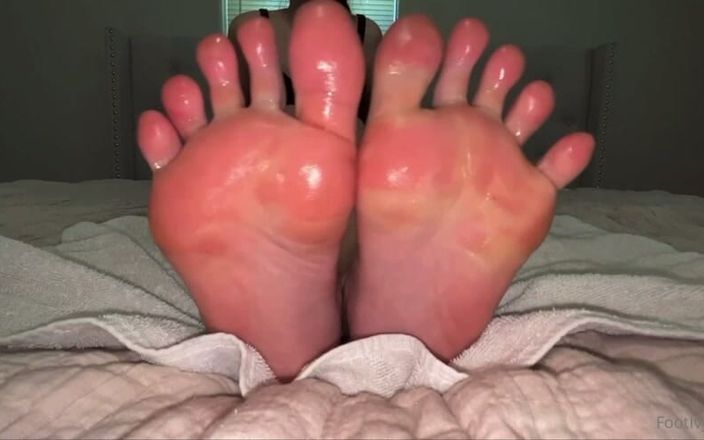 footivities: Bàn chân đầy dầu trên giường pov bởi ivys feet - footivities