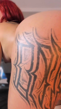 Latina Mueve Su Culo Tatuado