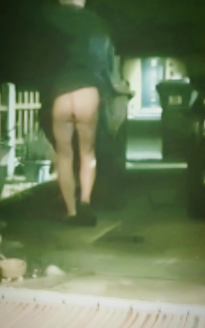 MaleModel: Pamer pantat di luar ruangan (halaman depan)