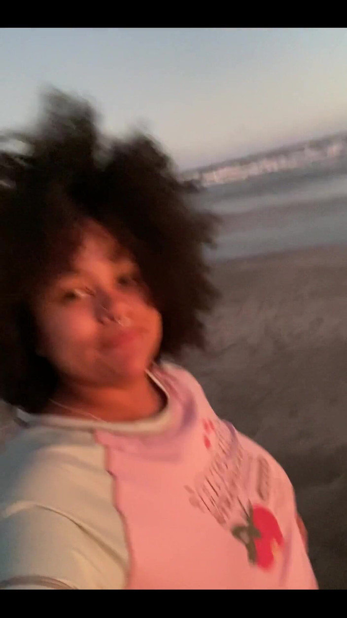 Cutiepiie Chubby: Zonsondergang het strand en ik zonder beha pronken met mijn...