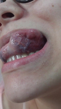 La mia sorellastra fa feticismo della lingua, gioca con la bocca e poi mostra i denti