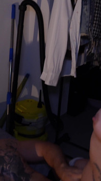 Moje holka je z garáže. Miluju v ní vyvrcholit, ona mi saje prsty na nohou a olizuje mi nohy mokrým jazykem