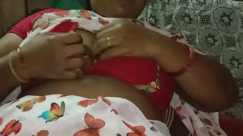 Tamil Anti Uma235: Mi esposa extiende su coño delante de su esposo y...