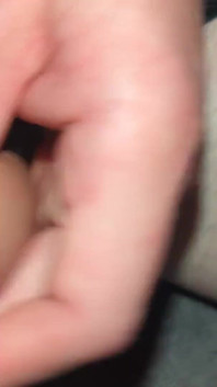 Närbild hål läcker och sväljer sperma klädd i underkläder fyllnadskopp och sväljer egna spermier wanking uncut