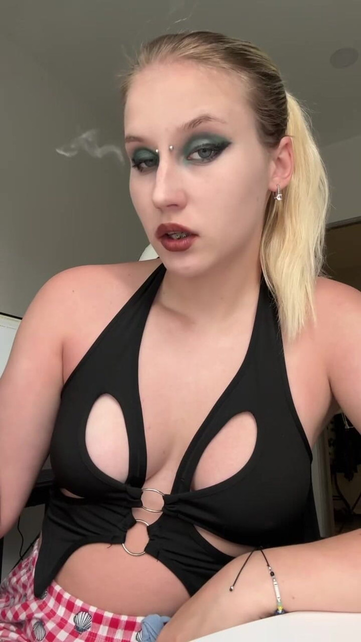 MertyXXX: Look Into My Eyes While I Smoke