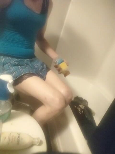 K8e Snow: バスルームで服を試着