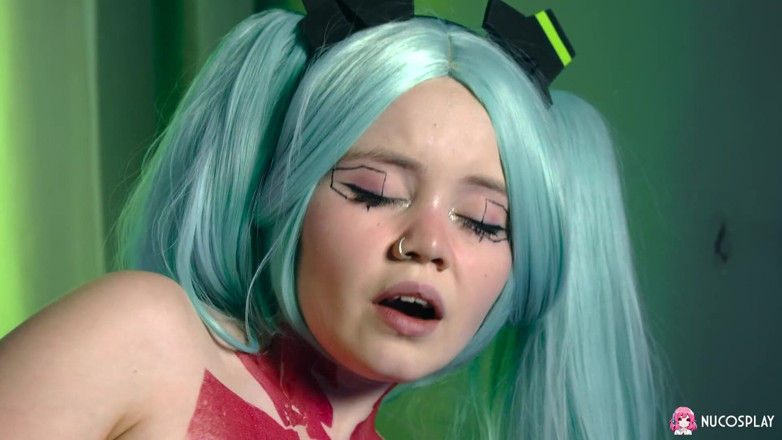 Nu Cosplay: Rebecca Nikson menunjukkan kepada kami tetek marvelousnya dalam Anime Cosplay