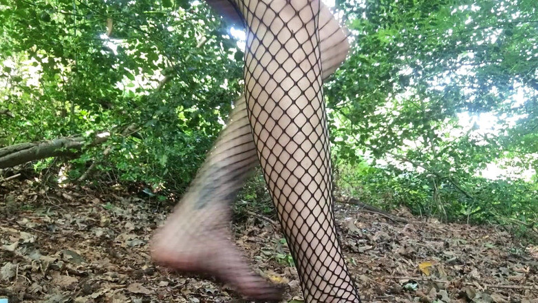 Mania Pigmilk: Oiled Goth Girl Fucks स्टिक इन द वुड्स