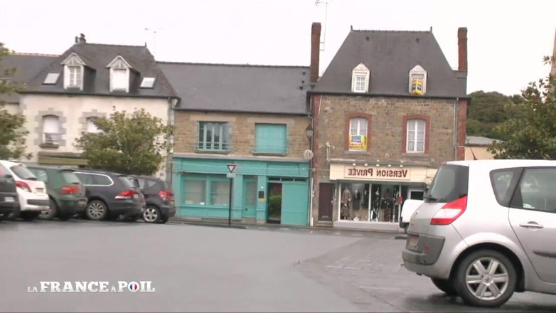 Rue Chaude: Exhibitionist Milf gets double penetration by strangers