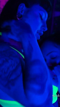 Caldo sesso lesbico nella stanza uv