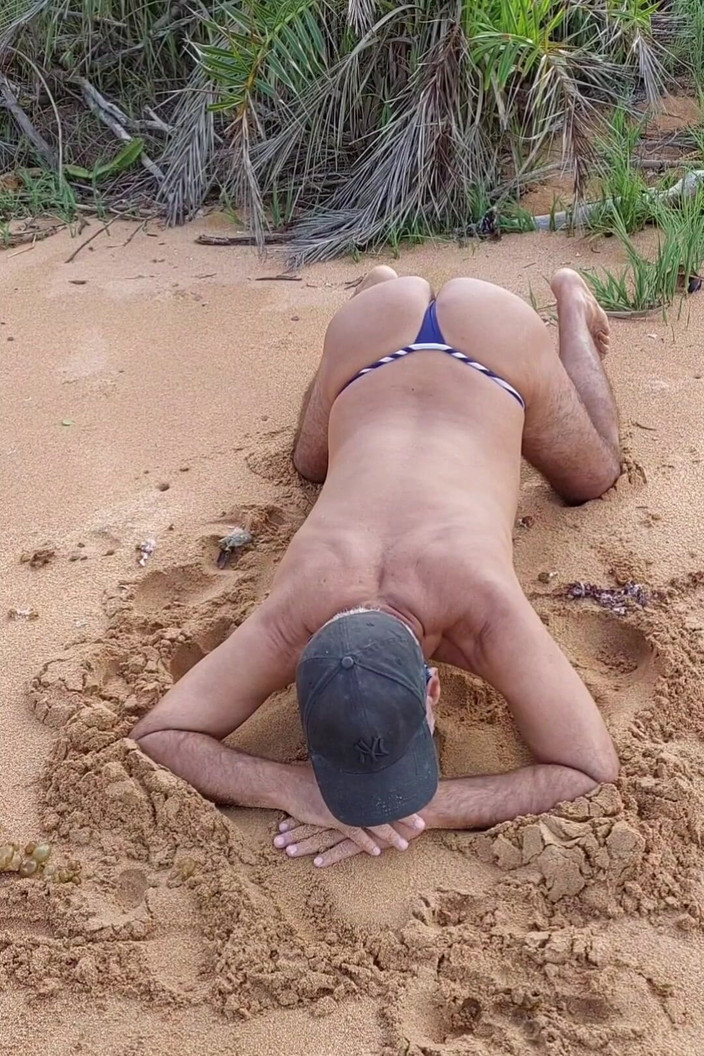 Ladysilvas: Ladysilva v Bikinách na pláži předvádí svůj žhavý a chamtivý zadek...