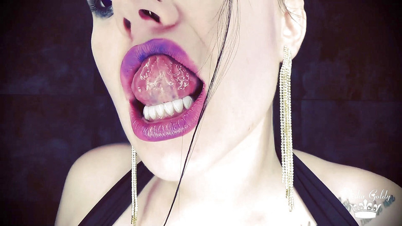 Goddess Misha Goldy: 黑暗女神感到饥渴无厌！