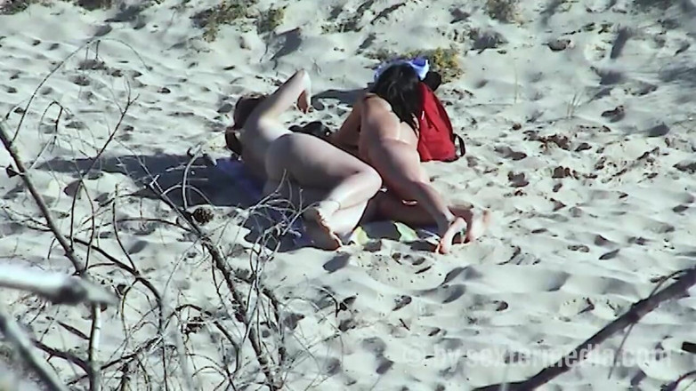 Sextermedia by Pete: Lezzies muda sukakan urutan minyak di pantai