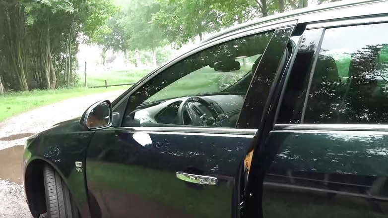 Enjoy German porn: 一个微胖的德国金发女郎在户外取悦两根鸡巴