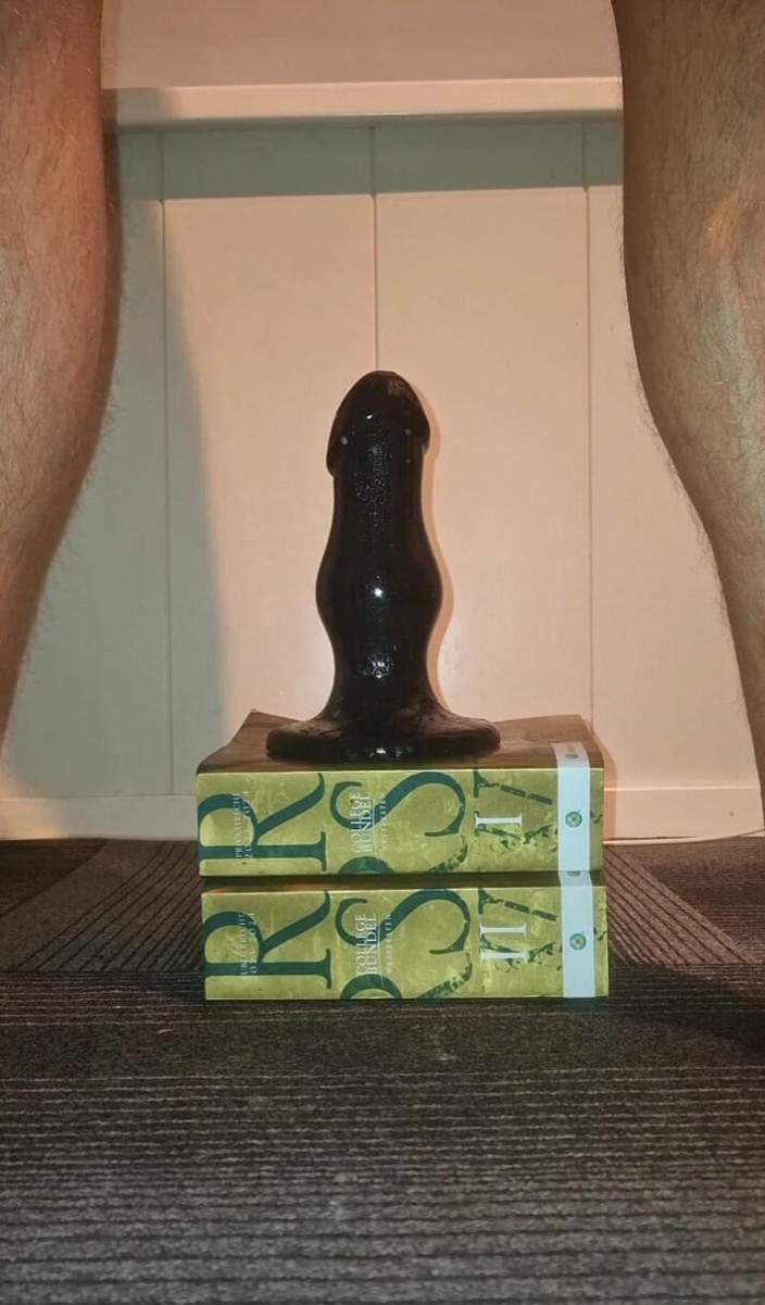 NoFace Twink X: Heißer schwuler twink liebt es, sein riesiges stinger-spielzeug zu nehmen