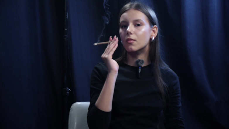 Russian Smokers: Mladá dívka kouří sólo v klidné studiové relaci s pomalými...