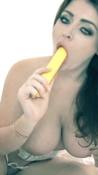 Figa stretta e mutandine si infila sophie dee