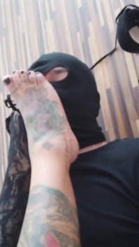 Escrava de pé adora seus pés de senhora tatuada