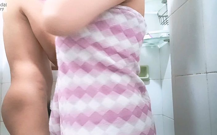 Skandal Story: Primera vez bañándose con tía