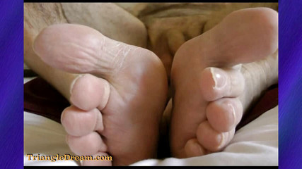 Coach Karl dude lodge: 教练Karl的赤脚和他裸露的球